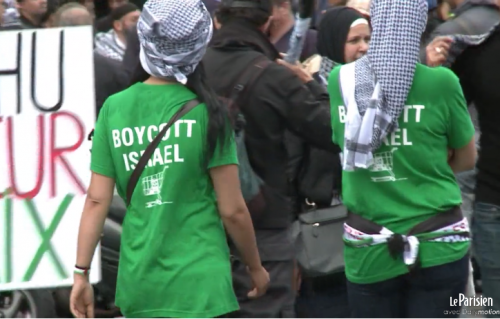 Boycott Israel female protesters outside french synagogue 7-13-2014