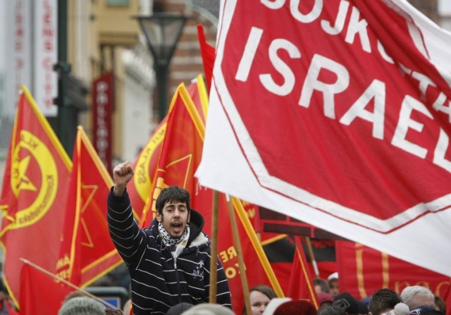 http://www.jpost.com/Arab-Israeli-Conflict/Protesters-in-Malmo-chant-slaughter-the-Jews-427534