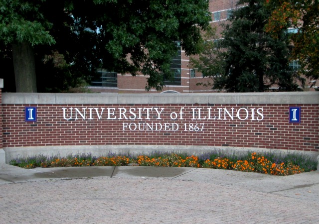 https://upload.wikimedia.org/wikipedia/commons/8/8e/Campus_entrance_marker_at_Wright_Street_and_University_Avenue_University_of_Illinois_at_Urbana-Champaign.jpg