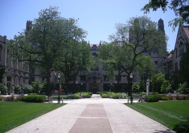 https://commons.wikimedia.org/wiki/File:University_of_Chicago_July_2013_15_(Main_Quadrangles).jpg