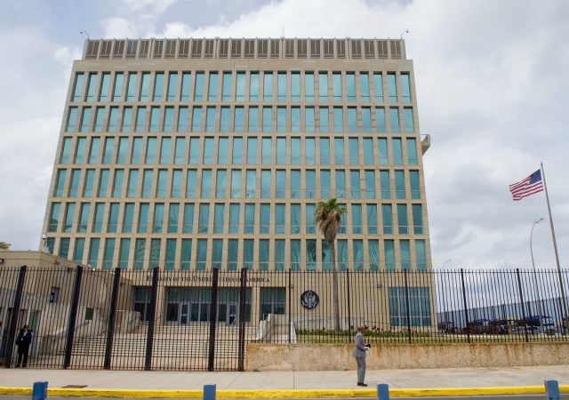 https://commons.wikimedia.org/wiki/File:U.S._Flag_Flaps_Outside_U.S._Embassy_in_Havana,_Cuba_(25998479275).jpg