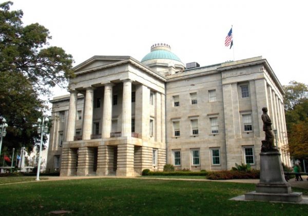 https://upload.wikimedia.org/wikipedia/commons/0/04/2015_North_Carolina_State_Capitol.JPG