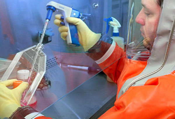 https://www.cdc.gov/smallpox/images/laboratorian.jpg