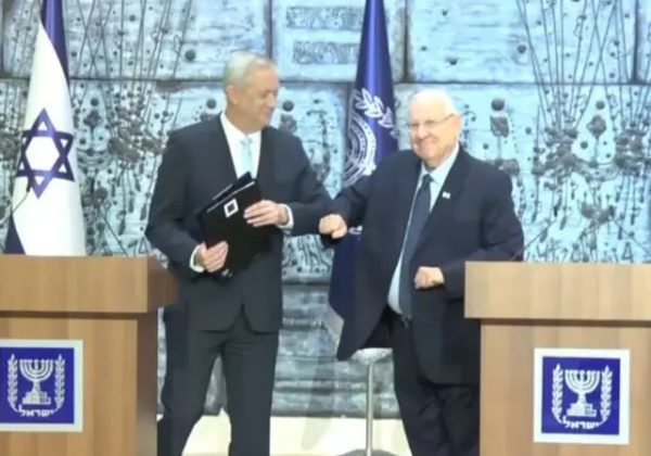 https://www.jpost.com/Breaking-News/Gantz-arrives-at-Presidents-House-to-receive-mandate-to-form-govt-621147